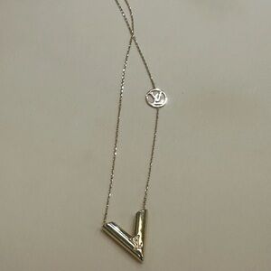 V 18kt gold necklace